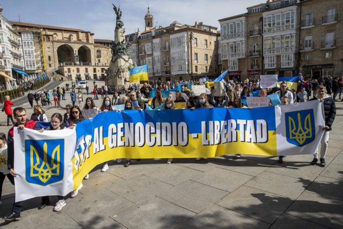 Manifestación de ucranianos en la plaza de la Virgen Blanca.