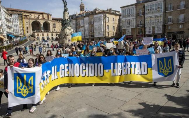 Manifestación de ucranianos en la plaza de la Virgen Blanca.