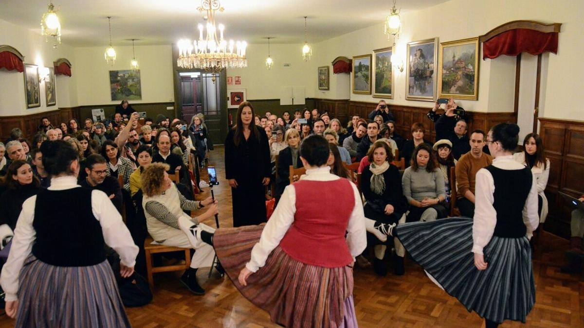 Baztango dantzariak, en el aurresku de honor a Dolores Redondo, con el salón de actos del Casino Círculo de la Unión lleno de gente que acudió a celebrar el aniversario.