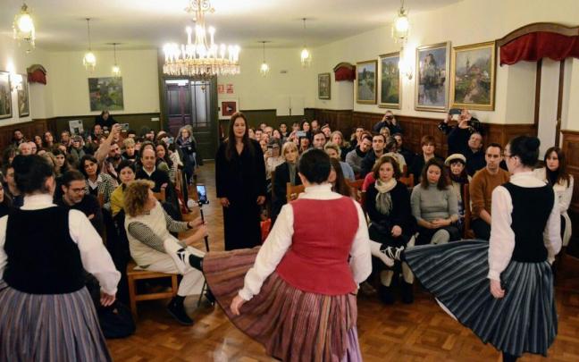Baztango dantzariak, en el aurresku de honor a Dolores Redondo, con el salón de actos del Casino Círculo de la Unión lleno de gente que acudió a celebrar el aniversario. Baztango dantzariak, en el aurresku de honor a Dolores Redondo, con el salón de actos del Casino Círculo de la Unión lleno de gente que acudió a celebrar el aniversario.
