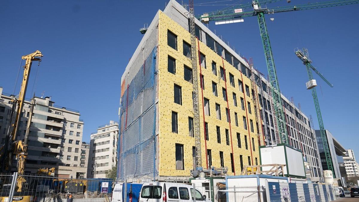 Hotel en obras de la cadena The Social Hub, que prevé abrir a fin de año, en la calle Hermanos Otamendi, de Riberas de Loiola.