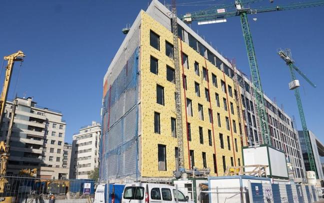 Hotel en obras de la cadena The Social Hub, que prevé abrir a fin de año, en la calle Hermanos Otamendi, de Riberas de Loiola.