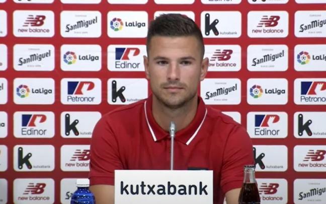 Gorka Guruzeta comparece ante los medios en Lezama