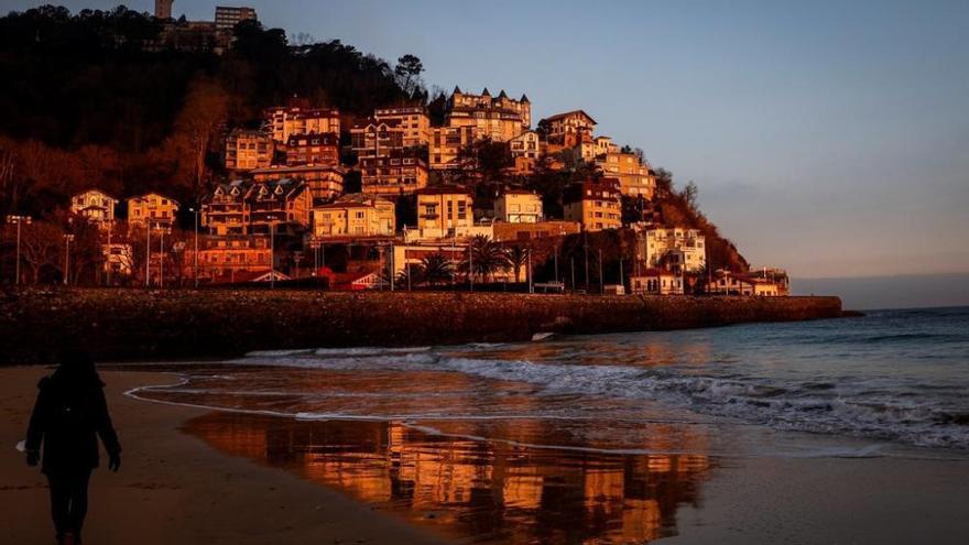 Amanecer en la playa de Ondarreta de Donostia