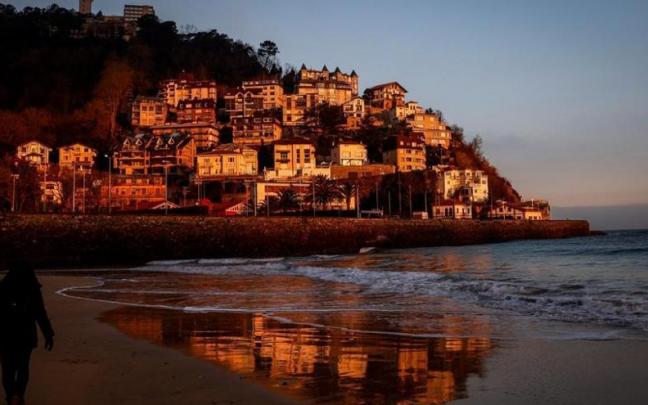 Amanecer en la playa de Ondarreta de Donostia