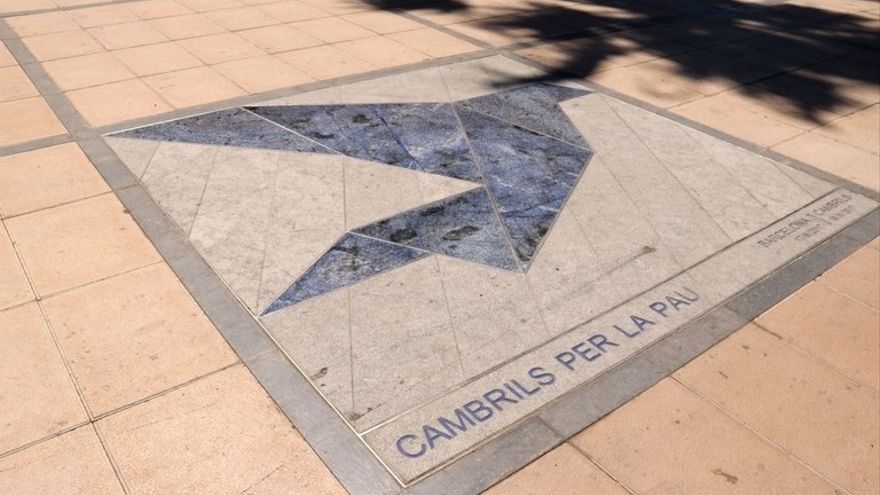 Mosaico en el Paseo Marítimo de Cambrils en conmemoración a las víctimas.