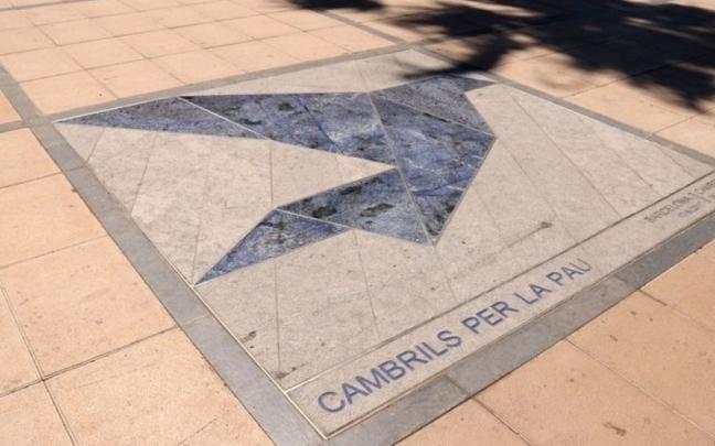 Mosaico en el Paseo Marítimo de Cambrils en conmemoración a las víctimas.
