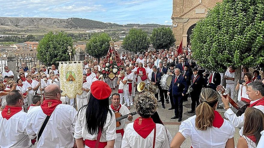 Los joteros rindiéndole honores a la patrona andolense al inicio de la procesión.