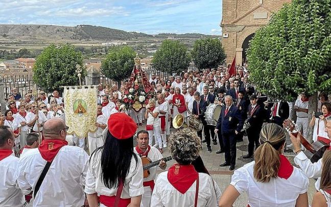 Los joteros rindiéndole honores a la patrona andolense al inicio de la procesión. Los joteros rindiéndole honores a la patrona andolense al inicio de la procesión.