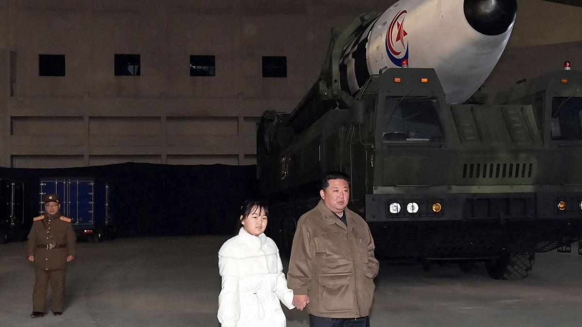 Kim Jong-un, junto a su hija, de la que se desconoce la edad.