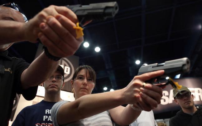 Participantes en una feria de armas en EEUU. Participantes en una feria de armas en EEUU.