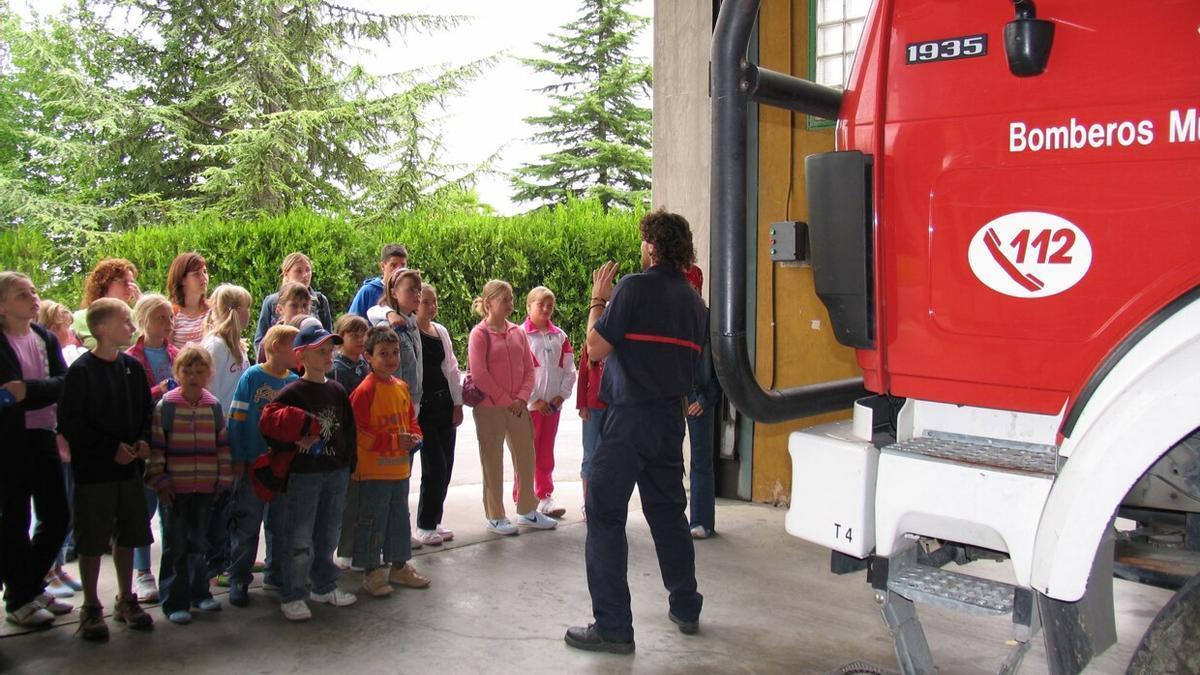 Escolares asisten atentos a las explicaciones un bombero en el parque de Nanclares