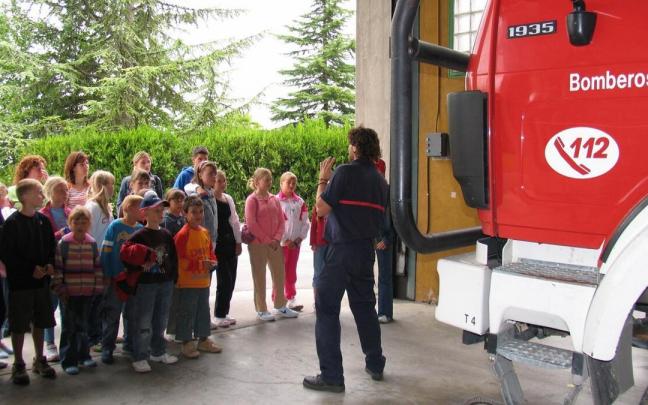 Escolares asisten atentos a las explicaciones un bombero en el parque de Nanclares