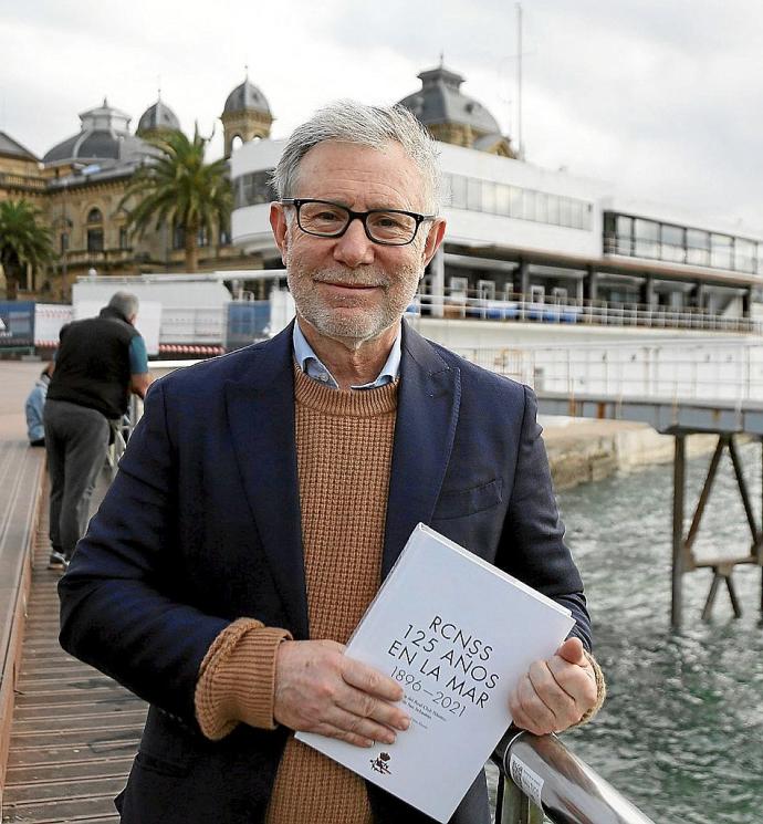 José María Urkia posa con su libro ante las instalaciones del Real Club Náutico.