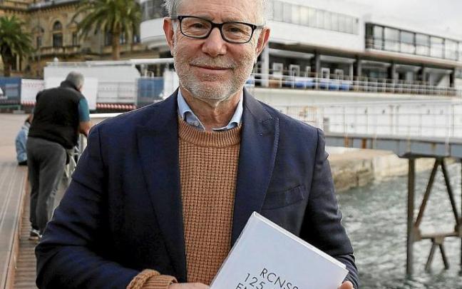José María Urkia posa con su libro ante las instalaciones del Real Club Náutico.