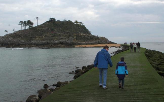 Malecón que enlaza la playa de Isuntza con la isla de Garraitz. Malecón que enlaza la playa de Isuntza con la isla de Garraitz.