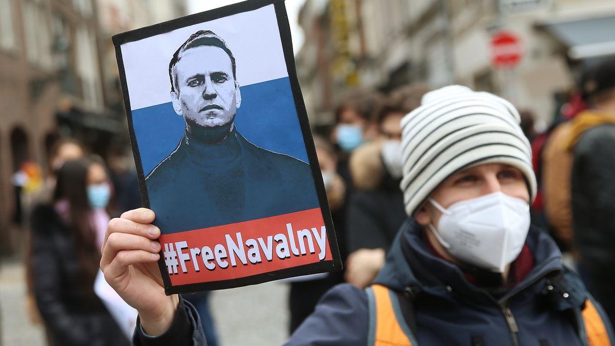 Una manifestación exige la liberación del líder opositor ruso, Alexei Navalni.