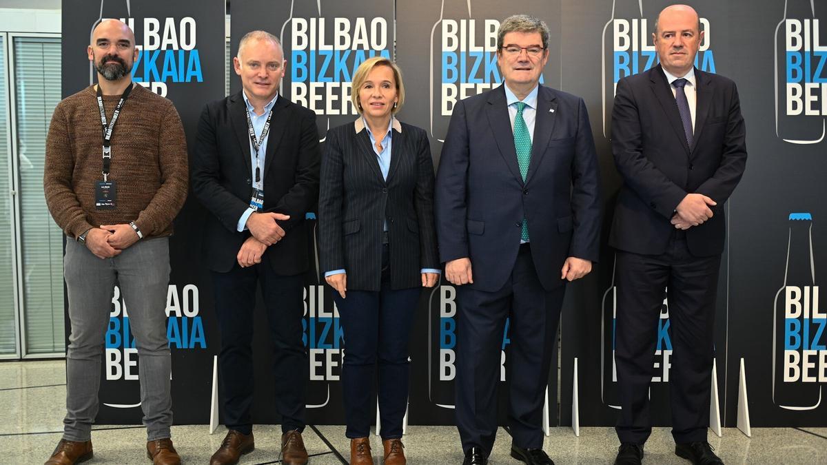 Txus Cabrera, presidente de Euskal Garagardoa; Eduardo Saiz Lekue, Naira Basurko; el alcalde de Bilbao, Juan Mari Aburto, y el viceconsejero Bittor Oroz.