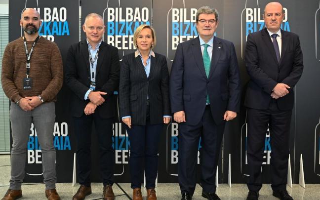 Txus Cabrera, presidente de Euskal Garagardoa; Eduardo Saiz Lekue, Naira Basurko; el alcalde de Bilbao, Juan Mari Aburto, y el viceconsejero Bittor Oroz.