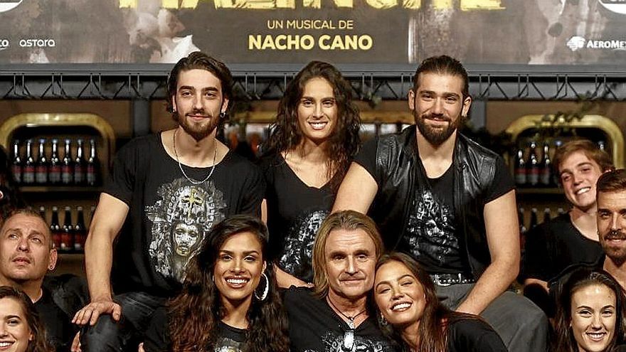 Nacho Cano posa junto a parte del elenco de ‘Malinche’. | FOTO: SERGIO PÉREZ