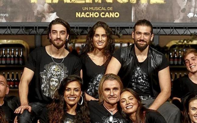 Nacho Cano posa junto a parte del elenco de ‘Malinche’. | FOTO: SERGIO PÉREZ Nacho Cano posa junto a parte del elenco de ‘Malinche’. | FOTO: SERGIO PÉREZ