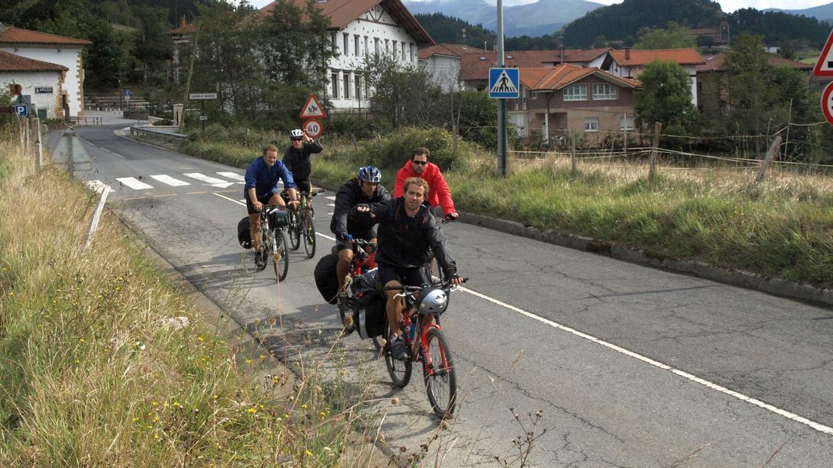 Cicloturistas pasan por la localidad de Arratzu.