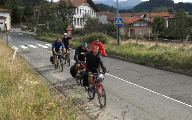 Cicloturistas pasan por la localidad de Arratzu. Cicloturistas pasan por la localidad de Arratzu.
