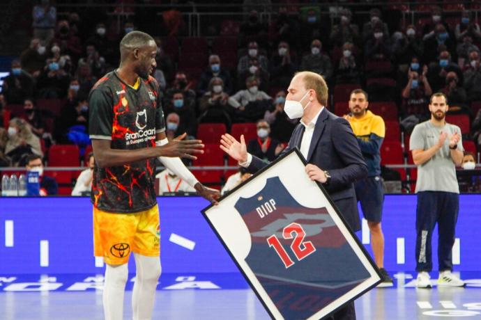 Diop fue homenajeado por el Baskonia este curso en su vuelta a Vitoria