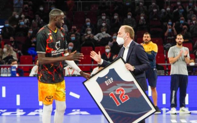 Diop fue homenajeado por el Baskonia este curso en su vuelta a Vitoria