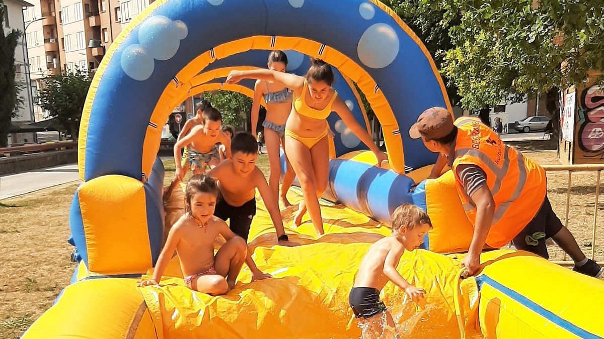 Hinchable acuático en el parque infantil.