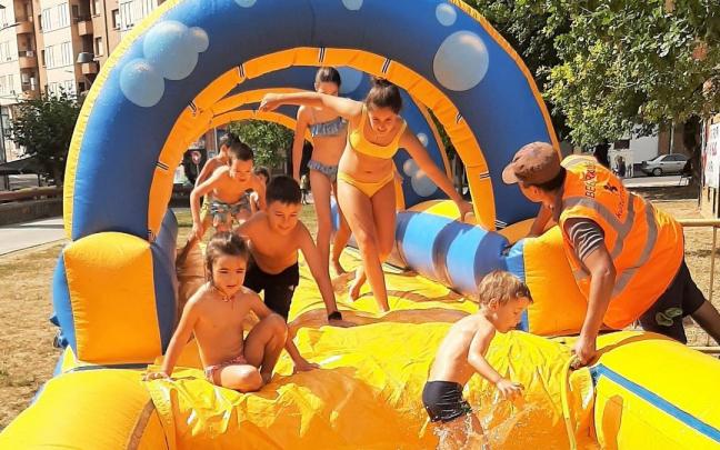 Hinchable acuático en el parque infantil.