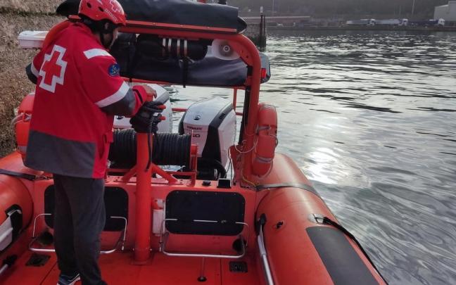 Una embarcación de Cruz Roja Gipuzkoa trata de dispersar el carburante esparcido en el mar tras la caída del camión de la basura Una embarcación de Cruz Roja Gipuzkoa trata de dispersar el carburante esparcido en el mar tras la caída del camión de la basura