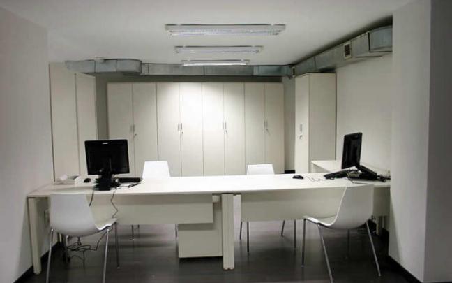 Una oficina con dos puestos de trabajo. Una oficina con dos puestos de trabajo.