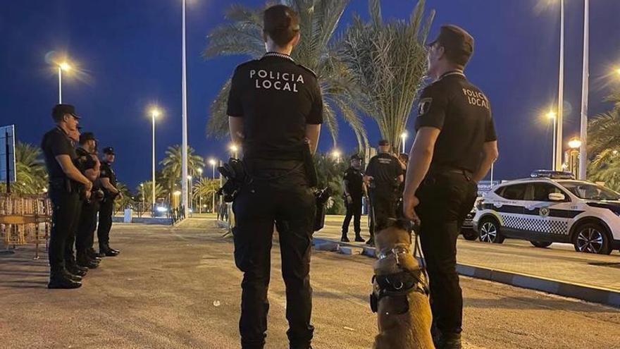 Imagen de archivo de varios agentes de la Policía Local de Elche.