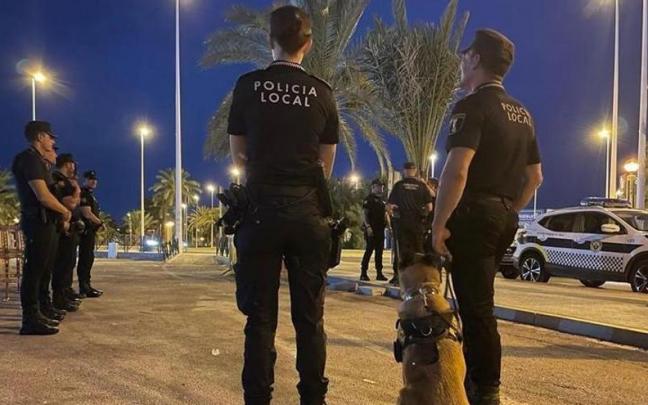 Imagen de archivo de varios agentes de la Policía Local de Elche.