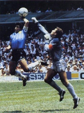 Imagen de Maradona metiendo el gol a Inglaterra con la mano