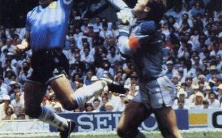 Imagen de Maradona metiendo el gol a Inglaterra con la mano