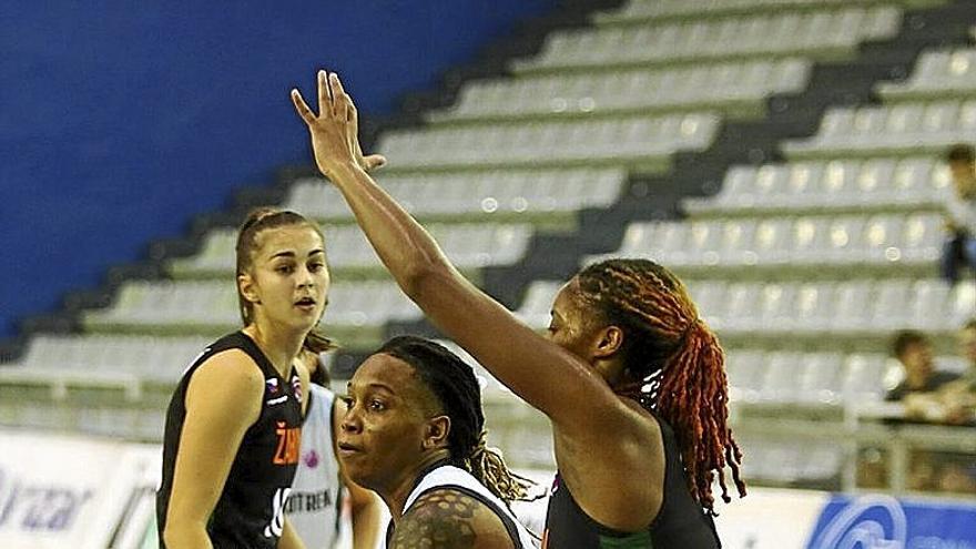 Brown, la mejor jugadora del partido, penetra a canasta. | FOTO: GORKA ESTRADA