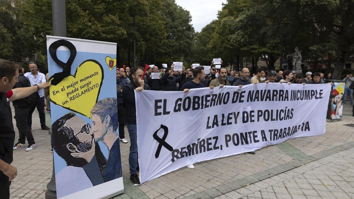 Concentración de policías forales este jueves ante el Parlamento.