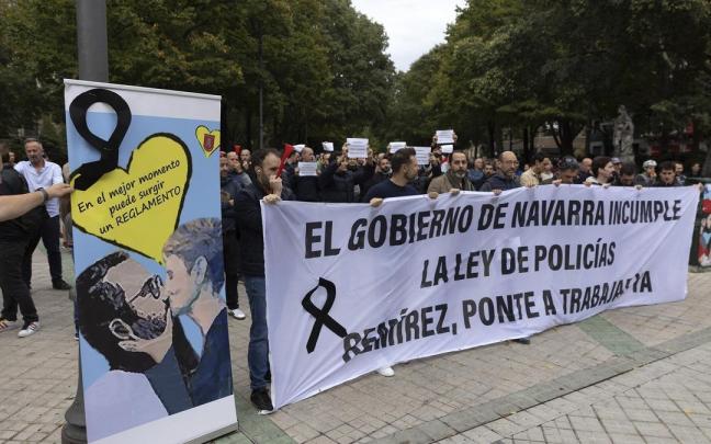 Concentración de policías forales este jueves ante el Parlamento.