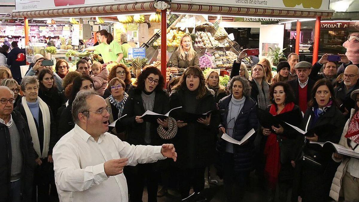 En el Mercado del Ensanche, un coro canta frente a Frutas y Verduras Zabalza.