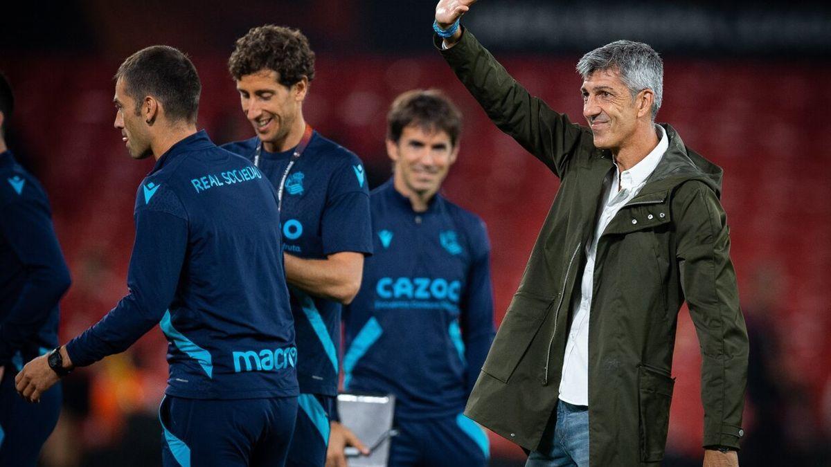 Imanol Alguacil, feliz, saluda a la grada tras la victoria en Ols Trafford