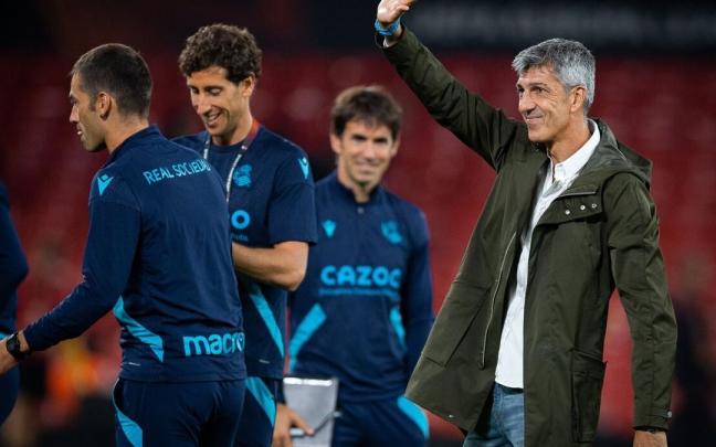 Imanol Alguacil, feliz, saluda a la grada tras la victoria en Ols Trafford Imanol Alguacil, feliz, saluda a la grada tras la victoria en Ols Trafford
