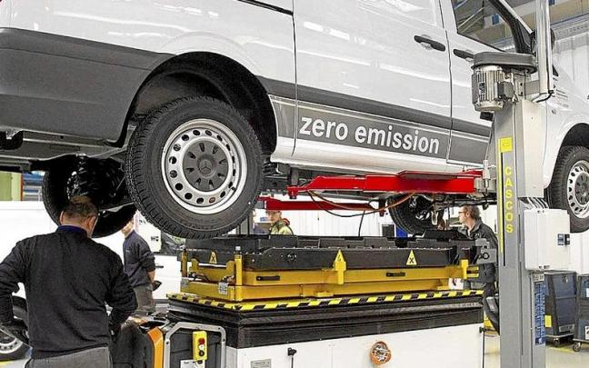 Una furgoneta en el interior de Mercedes. | FOTO: JOSU CHAVARRI