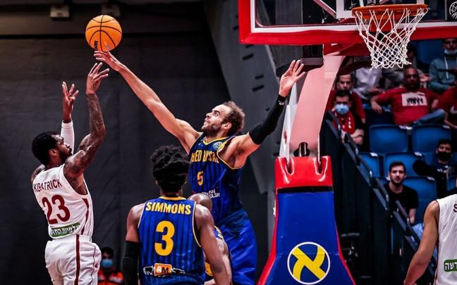 Denzel Andersson intenta taponar a un jugador rival en la pasada edición de la BCL. Denzel Andersson intenta taponar a un jugador rival en la pasada edición de la BCL.