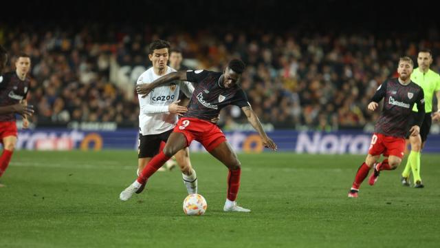 Iñaki Williams protege un balón ante Hugo Guillamón en el encuentro copero contra el Valencia. Iñaki Williams protege un balón ante Hugo Guillamón en el encuentro copero contra el Valencia.