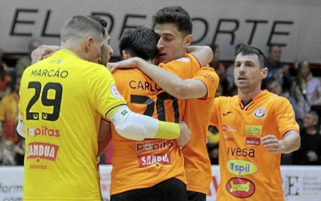 Los jugadores del Aspil celebran uno de los cinco goles.
