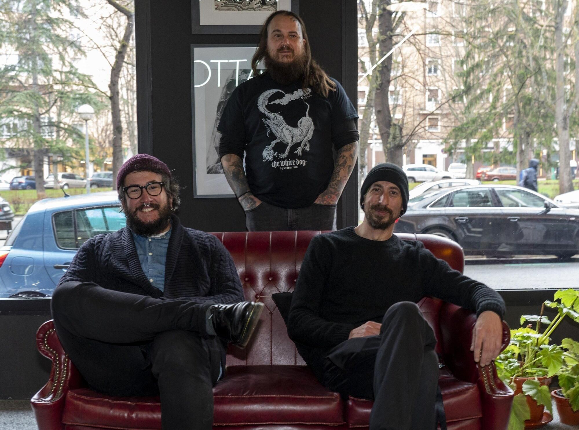 Sergio Moral, Mikel Cthulhu, y Pau Roldán, en la sede de The White Dog Tattoo Society.
