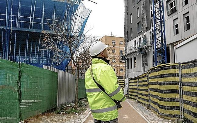 La construcción es uno de los sectores en los que la mejora del salario mínimo beneficiaría a más trabajadores. | FOTO: E. P. La construcción es uno de los sectores en los que la mejora del salario mínimo beneficiaría a más trabajadores. | FOTO: E. P.