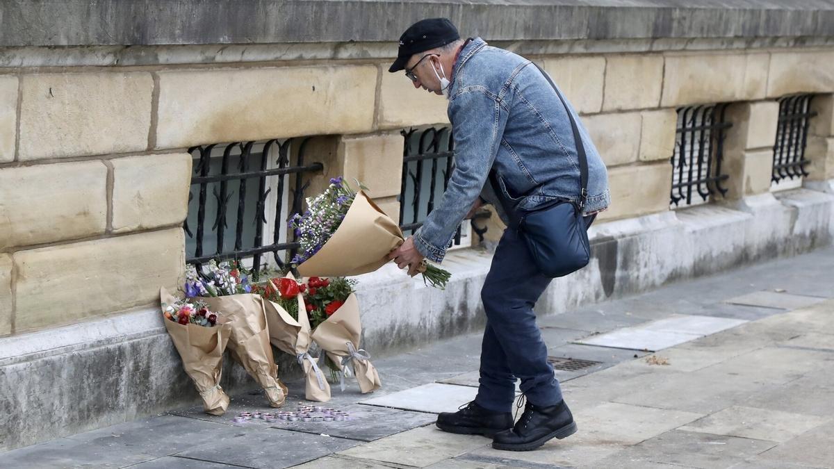 Una persona deja flores en el lugar en el que fue asesinado Lukas Agirre